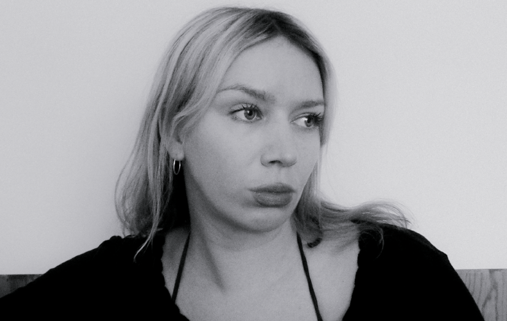 Det er kunstner og grafisk designer Ruth Emilie Rustad Martinsen, oppvokst i Åndalsnes og på Åfarnes, som har laget verket som nå er til salgs. Ruth Emilie har skapt årets offisielle kunstverk
