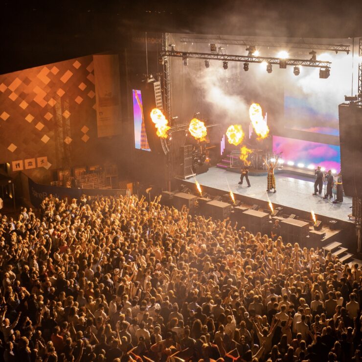 Årets festival er vel overstått, og vi kjører på videre etter tre dager fylt med deilig musikk, latter og uforglemmelige øyeblikk. RaumaRock 2025 leverte til de grader, takket være et fantastisk publikum, engasjerte frivillige og en artistrekke som skapte en magisk atmosfære fra torsdag til søndag. Allsang, energi og topp stemning!